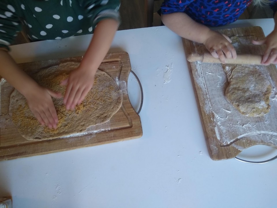 Rozijnenbrood in de maak